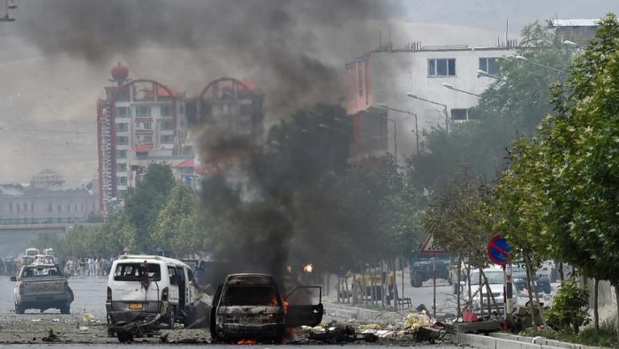 De la fumée au dessus du Parlement cible d'une attaque des taliban le 22 juin 2015 à Kaboul