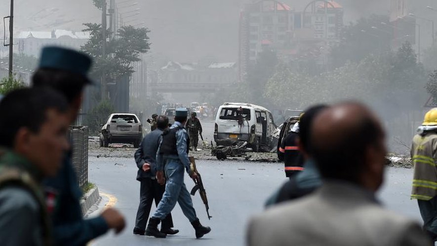 Arrivée de forces de sécurité près du Parlement cible d'une attaque des taliban le 22 juin 2015 à Kaboul