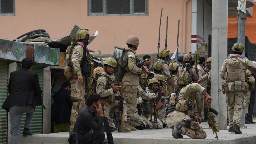 Forces de sécurité près du Parlement cible d'une attaque des taliban le 22 juin 2015 à Kaboul