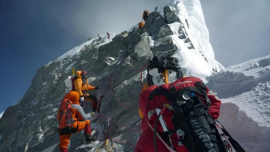 Image du 19 mai 2009, des grimpeurs non identifiés approchent de Hillary Step, sur l'Everest