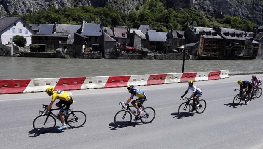 Alberto Contador dans la roue du maillot jaune Christopher Froome pendant la 9e étape du Tour de France, Saint-Girons - Bagnères-de-Bigorre, le 7 juillet 2013
