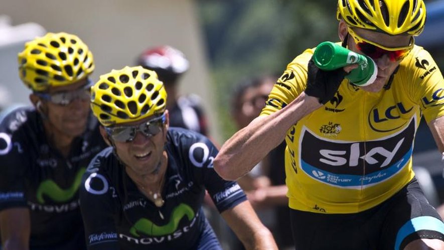 Le maillot jaune Christopher Froome se désaltère pendant la 9e étape du Tour de France entre Saint-Girons et Bagnères-de-Bigorre