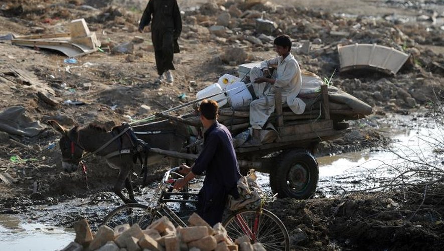 Des réfugiés afghans obligés de quitter leur bidonville détruit par les autorités à Islamabad, le 16 avril 2014