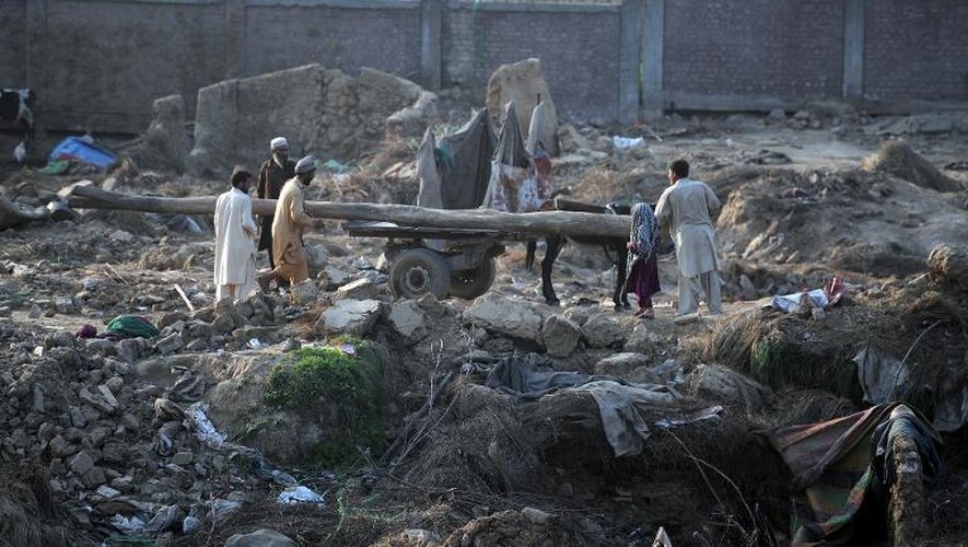 Des réfugiés afghans évacuent leurs biens d'un bidonville à Islamabad le 16 avril 2014