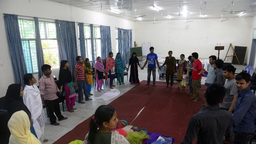 Séance de thérapie de groupe dans la banlieue de Dacca, pour les survivants du drame du Rana Plaza, le 13 avril 2014