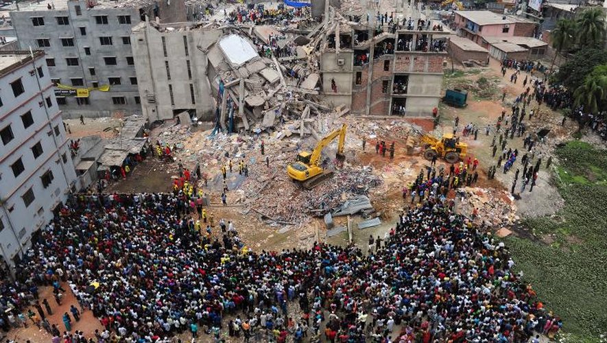 Photo du 25 avril 2013 montrant les équipes de sauveteurs après l'effondrement de l'immeuble d'ateliers textiles du Rana Plaza à Dacca