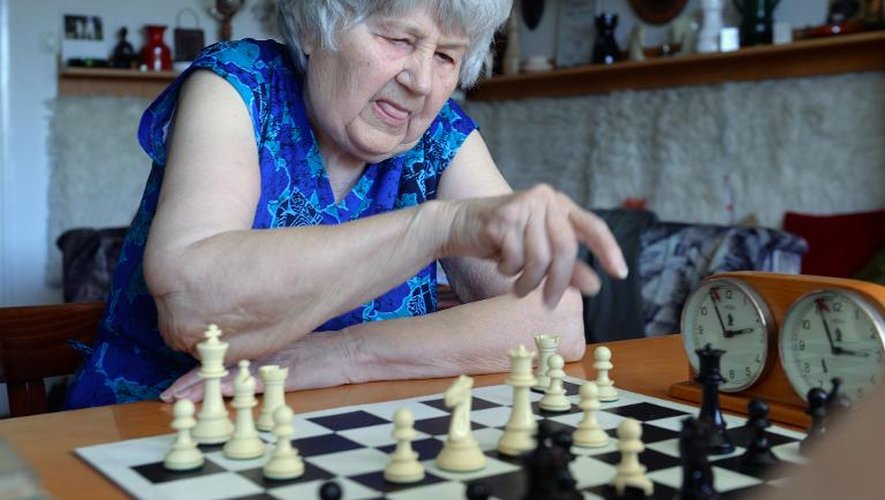 Brigitta Sinka, retraitée hongroise de 87 ans, le 7 mai 2015 s'entraîne à son domicile à Budapest
