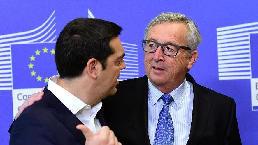 Le Premier ministre grec Alexis Tsipras accueilli par le président de la commission européenne Jean-Claude Juncker le 22 mai 2015 à Bruxelles