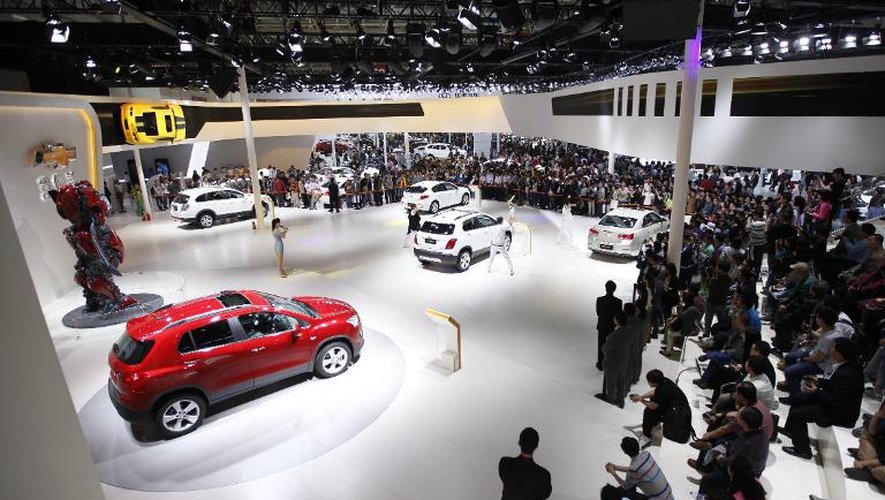 Photo du 21 avril 2014 montrant les visiteurs au salon automobile de Pékin qui expose cette année beaucoup de modèles de 4x4 urbains