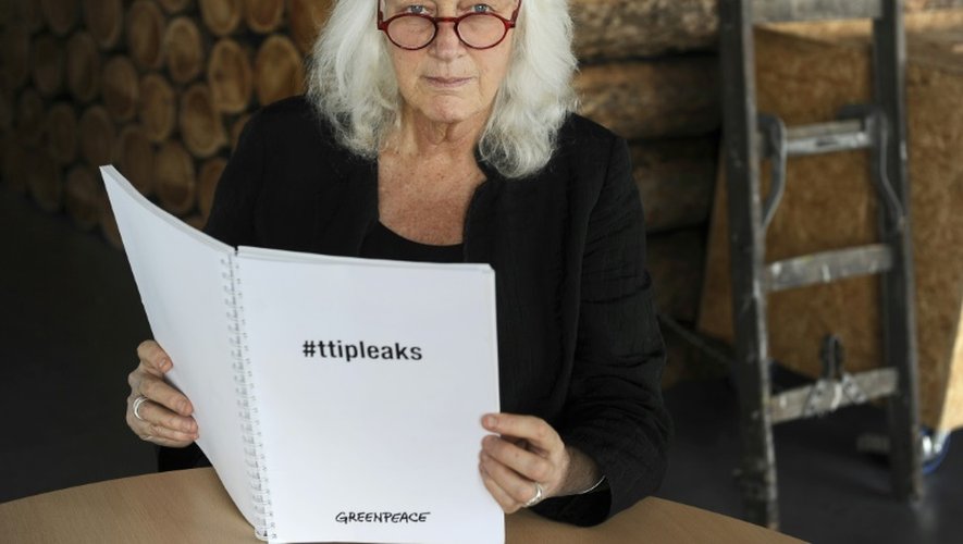 La directrice de Greenpeace Pays-Bas, Sylvia Borren, tenant des documents révélant les négociations du TTIP, le 2 mai 2016 à Amsterdam