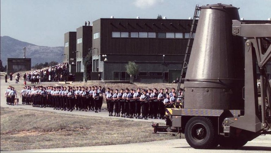 Image d'archives de la cérémonie de la fin de la posture d'alerte nucléaire sur le plateau d'Albion le 16 septembre 1996