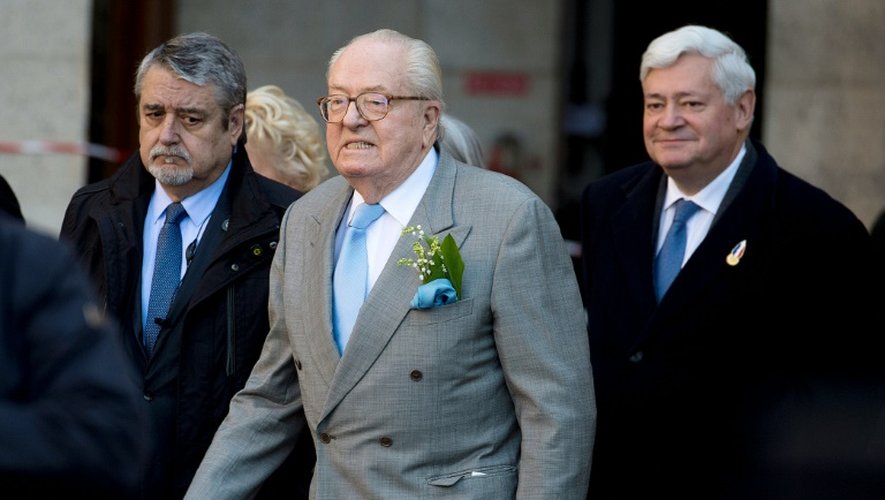 Jean-Marie Le Pen et Bruno Gollnisch (d) lors d'une cérémonie à Paris, le 1er mai 2016