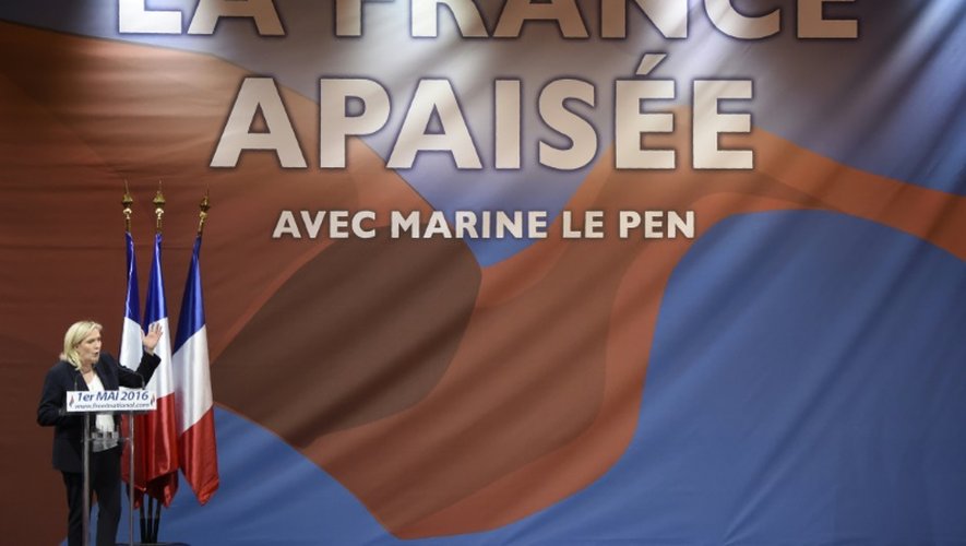 La présidente du Front national, Marine Le Pen lors d'une réunion, à Paris le 1er mai 2016