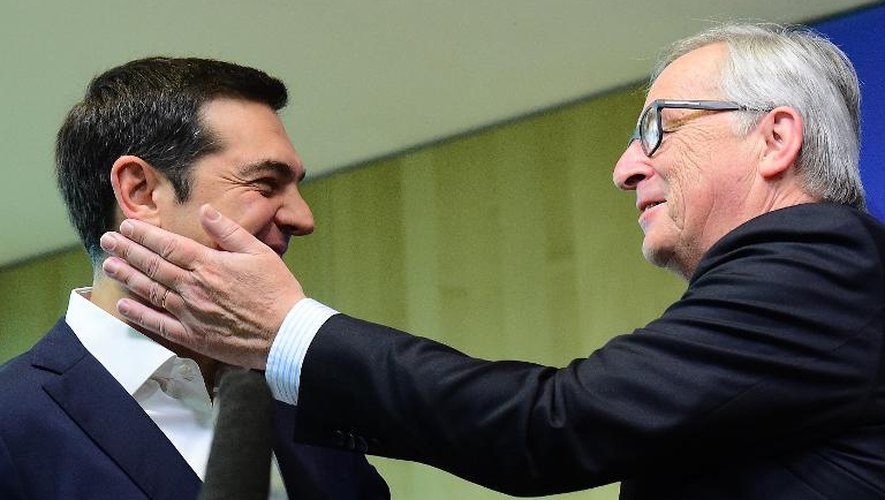 Le Premier ministre Alexis Tsipras (g) est accueilli avec un geste amical du président de la Commission européenne Jean-Claude Juncker à Bruxelles
