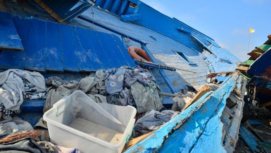 Une barque de fortune abandonnée sur l'île de Lampedusa, en Italie, le 7 juillet 2013