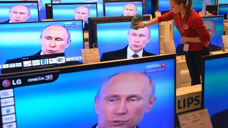 Des écrans dans un magasins de Moscou, le 17 avril 2014, duran tune intervention du président russe Vladimir Poutine
