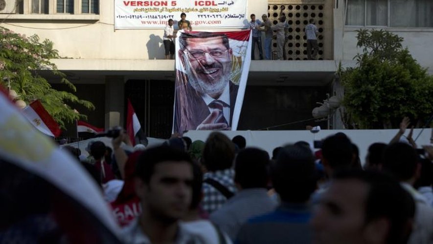 Des partisans des Frèrs musulmans déploient un portrait du président égyptien déchu, Mohamed Morsi, le 7 juillet 2013 au Caire