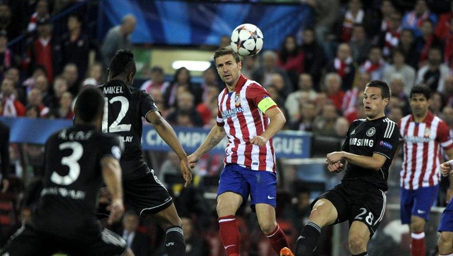 Le milieu de terrain et capitaine de l'Atletico Madrid Gabi (c) face aux joueurs de Chelsea, en demi-finale aller de Ligue des Champions, le 22 avril 2014 à Madrid
