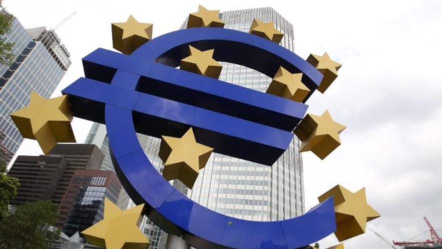 Le symbole de l'euro devant le bâtiment de la Banque centrale européenne (BCE) à Francfort, le 4 juillet 2013