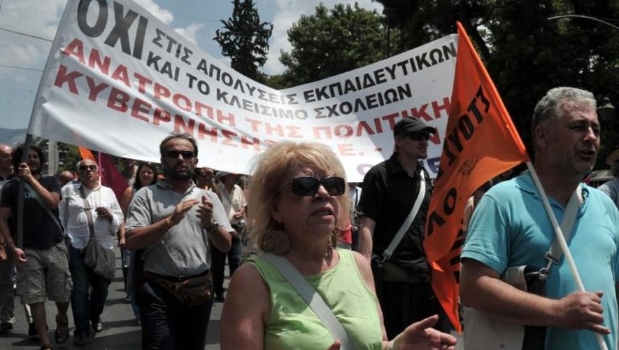 Des enseignants manifestent devant le ministère grec des Réformes administratives pour protester contre les suppressions d'emplois demandées par les créanciers du pays, à Athènes, le 2 juillet 2013