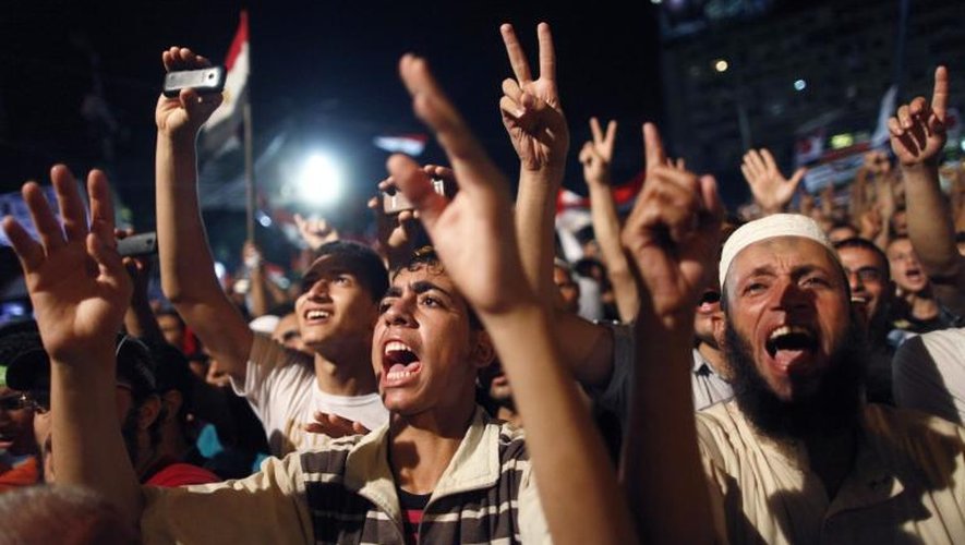 Des partisans des Frères musulmans manifestent devant la mosquée Rabaa al-Adawiya, dans la nuit du 7 au 8 juillet 2013 au Caire