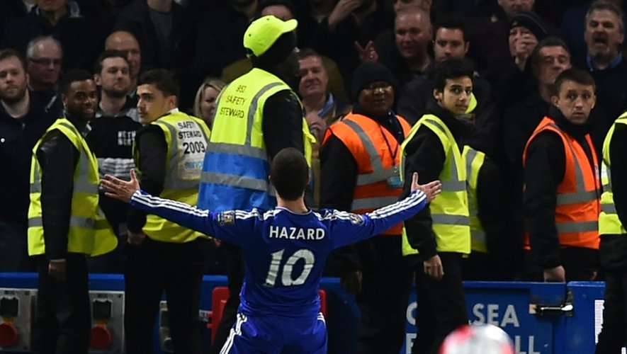 Eden Hazard vient d'égaliser pour Chelsea face à Tottenham, à Stamford Bridge, assurant le sacre des Foxes, le 2 mai 2016