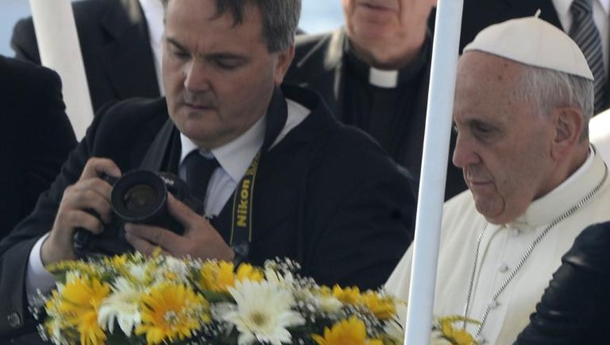 Le pape François lance une couronne de fleurs, le 8 juillet 2013 devant l'île de Lampedusa, pour commémorer les centaines de migrants venus d'Afrique, morts en tentant de traverser la Méditerranée