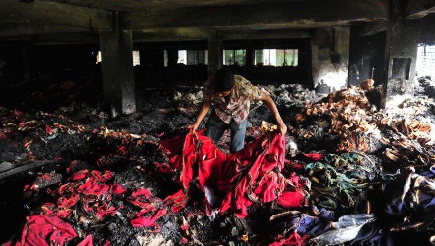 Un employé d'une usine textile après un incendie mortel survenu le 9 mai 2013 à Dacca
