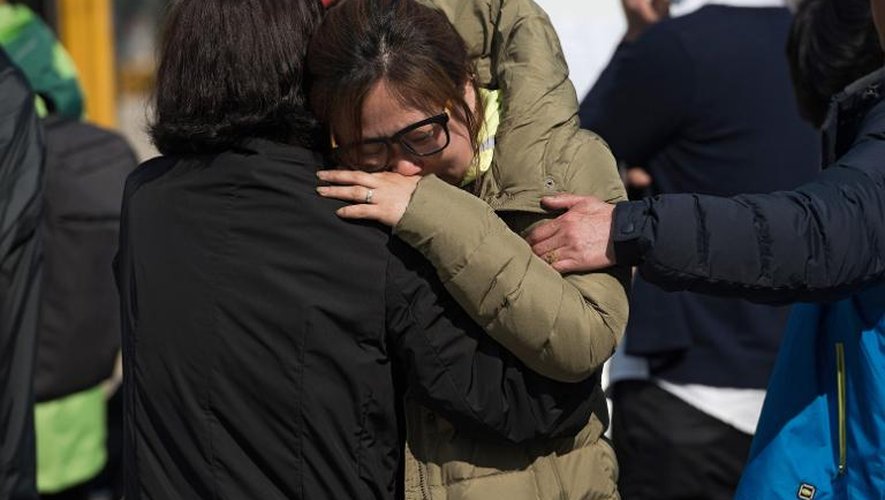 Des proches des passagers du Sewol laissent éclater leur chagrin après avoir reconnu les corps le 23 avril 2014 à Jindo
