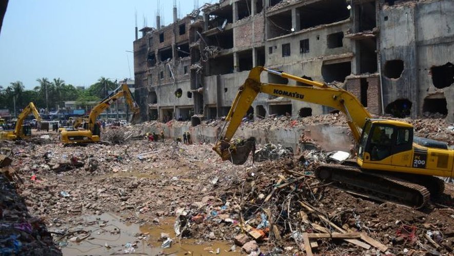 L'armée nettoie les débris après l'effondrement d'un bâtiment à Savar, près de Dacca, le 13 mai 2013