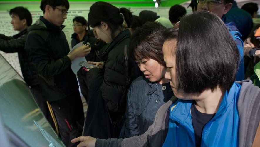 Les proches des passagers du Sewol consultent les listes des victimes le 23 avril 2014 à Jindo