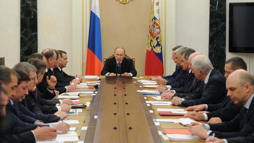 Le président russe Vladimir Poutine (C) au Kremlin, à Moscou, le 22 avril 2014