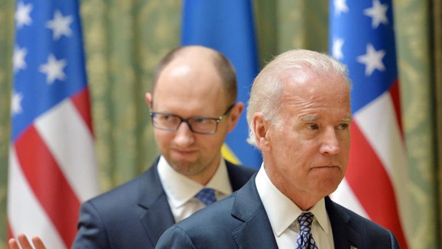Le vice-président américain Joe Biden (d) et le Premier ministre ukrainien Arseni Iatseniouk à Kiev, le 22 avril 2014