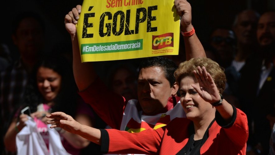 La présidente brésilienne Dilma Rousseff salue la foule lors des manifestations du 1er mai, à Sao Paulo