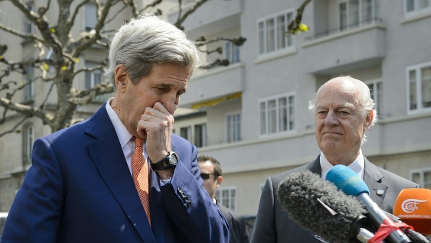 Le secrétaire d'Etat américain John Kerry (g) et l'envoyé spécial de l'ONU pour la Syrie, Staffan de Mistura lors d'un point de presse à Genève, le 2 mai 2016