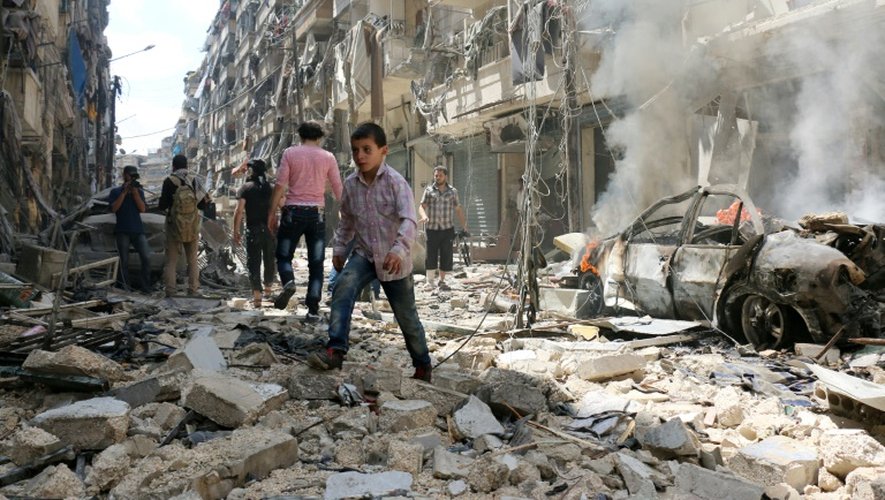 Scène de destructions après un raid aérien dans le quartier al-Kalasa à Alep, le 28 avril 2016