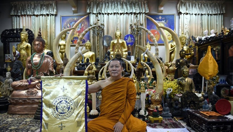 Le moine bouddhiste Phra Prommangkalachan, chargé à plusieurs reprises de bénir les joueurs de Leicester, le 14 mars 2016 à Bangkok