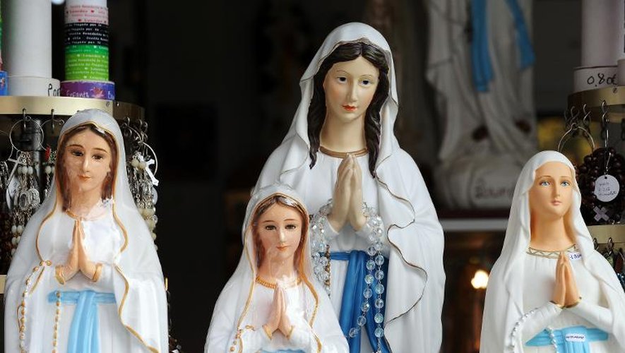 Des statues de la Vierge Marie en vente à Lourdes