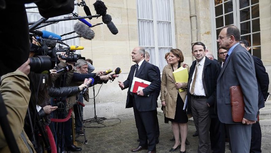 Les députés socialistes Bruno Le Roux, Valerie Rabault et Thierry Mandon à l'issue d'un entretien avec Manuel Valls le 22 avril 2014 à Matignon à Paris