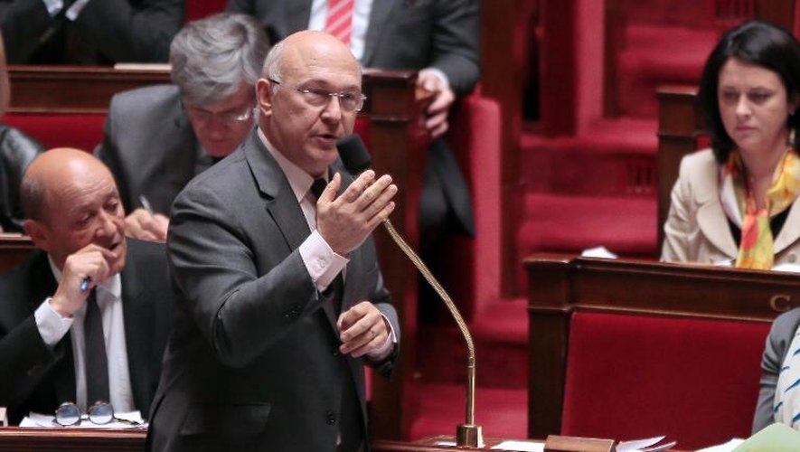 Le ministre des Finances Michel Sapin lors des questions au gouvernement le 16 avril 2014 à l'Assemblée nationale à Paris