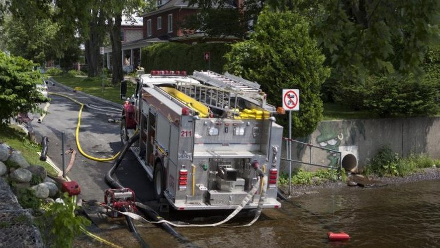 Les opérations de secours à Lac-Mégantic, au Québec, le 8 juillet 2013, après l'explosion de wagons-citernes transportant du pétrole