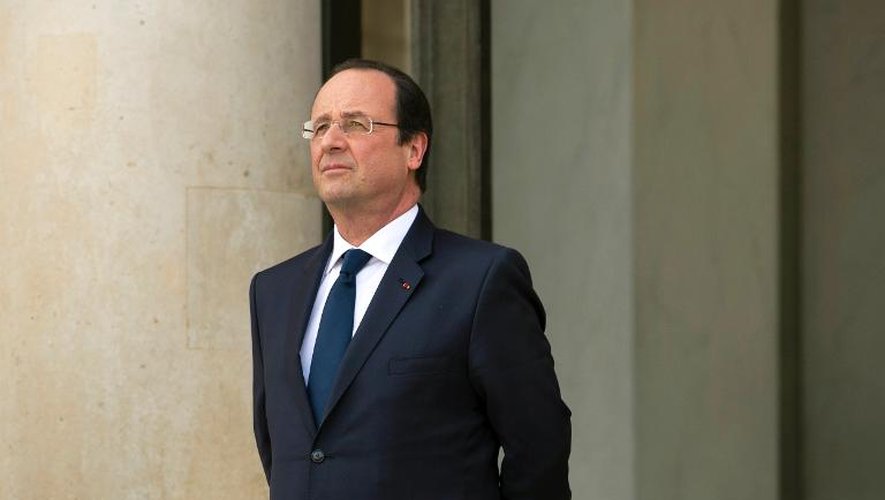 Le président français Francois Hollande sur les marches du Palais de l'Elysée, le 19 mars 2014