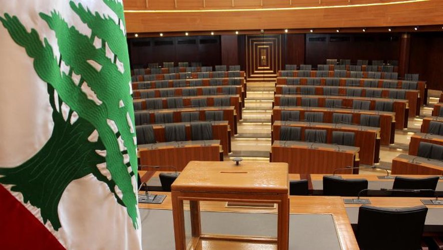 Une urne et le drapeau national libanais déposés dans la salle du parlement libanais à Beyrouth, qui élit à partir de mercredi le nouveau président