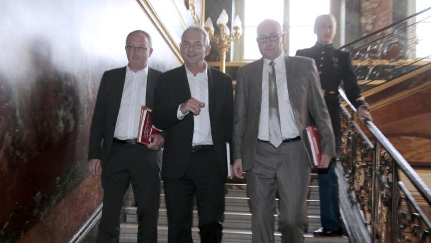 De gauche à droite, Eric Aubin, Thierry Lepaon et Eric Lafont, tous trois de la CGT, quittant Matignon, le 4 juillet 2013 à Paris