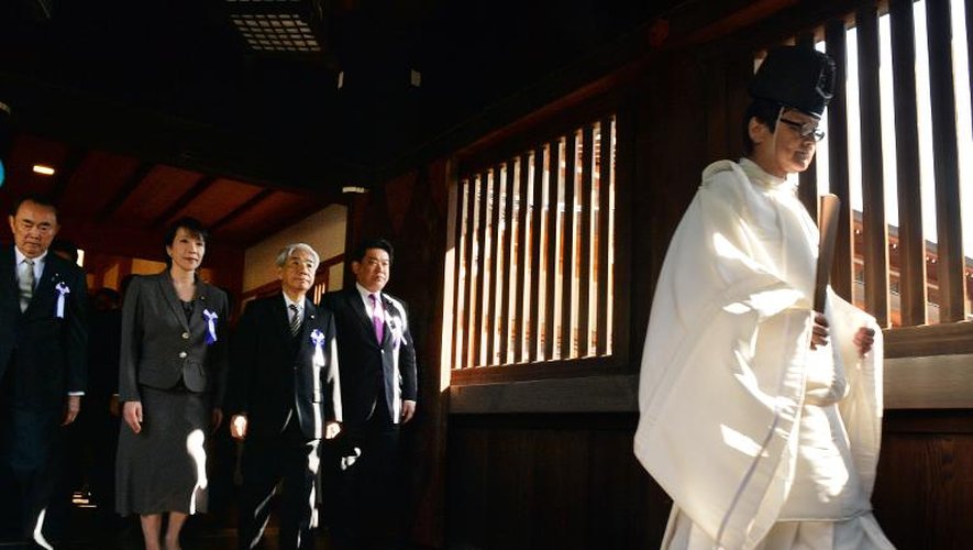 Le 22 avril, visite de près de 150 parlementaires japonais au sulfureux sanctuaire Yasukuni à Tokyo, une visite symbolique de nature à renforcer les tensions avec les voisins du Japon à la veille de la visite du président américain en As