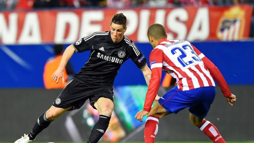 L'attaquant de Chelsea Fernando Torres (g) face au défenseur de l'Atletico Madrid, Joao Miranda, en demi-finale aller de Ligue des Champions, le 22 avril 2014 à Madrid