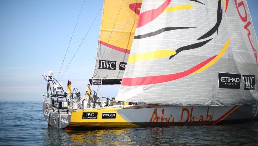 Le voilier Azzam (Abu Dhabi Ocean Racing) franchit la ligne d'arrivée de la dernière étape de la Volvo Ocean Race, le 22 juin 2015 à Göteborg