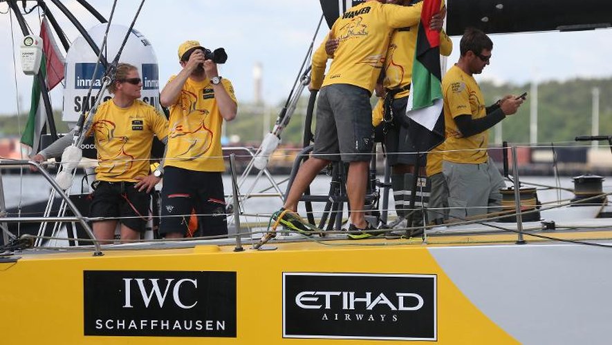 L'équipage du voilier Azzam se congratule après avoir décroché la 12e Volvo Ocean Race, le 22 juin 2015 à Göteborg