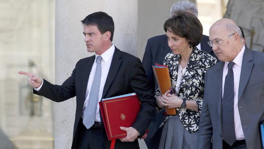 Manuel Valls, Marisol Touraine et  Michel Sapin le 16 avril 2014 à la sortie du Conseil des ministres à l'Elysée à Paris