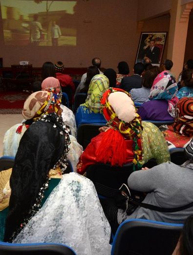 Des habitants de la ville de Tinghir au Maroc regardent le documentaire de Kamal Hachkar le 21 avril 2014